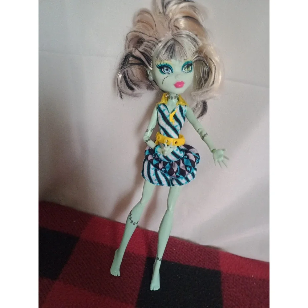 Monster High Frankie Stein Picture Day Doll Mattel 2012 w/Earrings Dress Belt